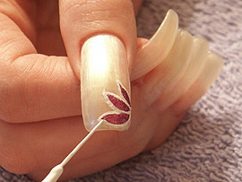 Обводим лепестки цветка - дизайн свадебных ногтей