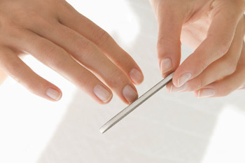 Фото европейского маникюра - процесс обтачивания ногтя